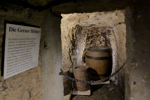 unterirdischer Gang mit alten Bierfässern